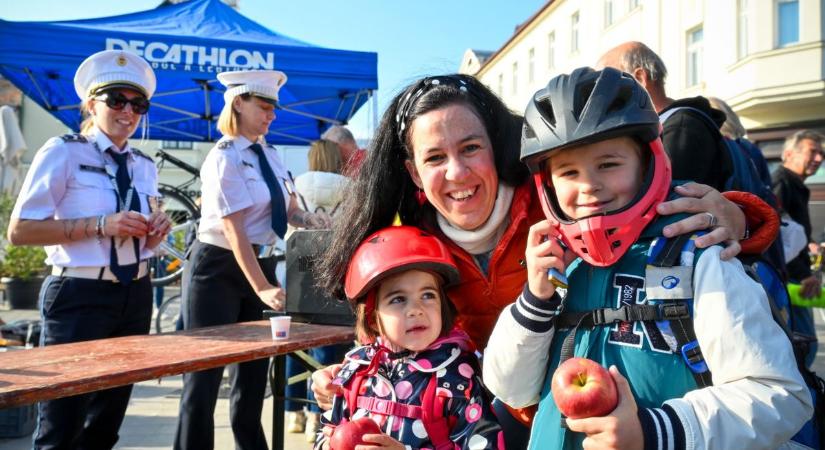 Több száz bringás reggelizett együtt Győr szívében - fotók, videó