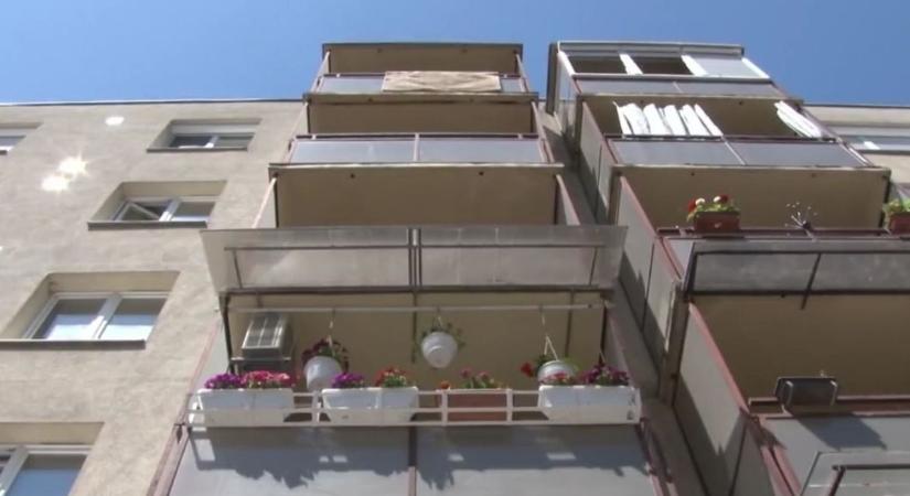 Hálásak a rokonok, büszke a város: kamera elé álltak Kazincbarcika hős rendőrei – videóval