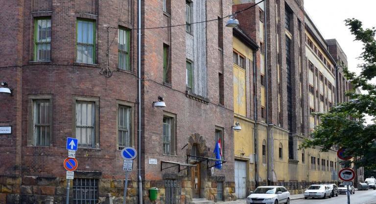 Egy rab felgyújtotta a matracát a Gyorskocsi utcában, többeket kórházba szállítottak