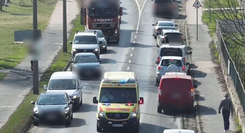 A győri autósok észrevették a mentőt, példát mutattak - videó
