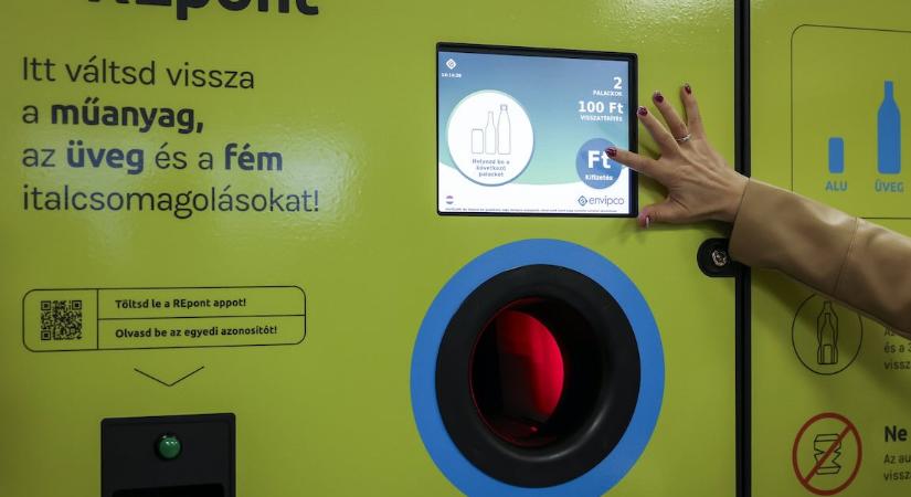 Többször is visszaváltotta a palackokat az automatában: milliós összeg ütötte a markát a magyar áruházi dolgozónak