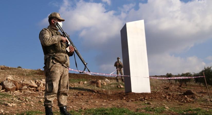 Különös feliratú monolit jelent meg a világ legősibb temploma mellett