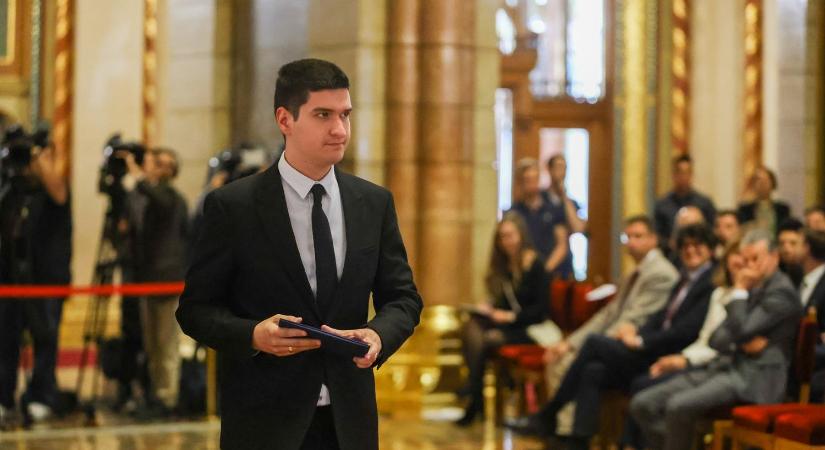 Üzent a többieknek a 21 éves tiszás képviselő: ő már lemondott a kedvezményről