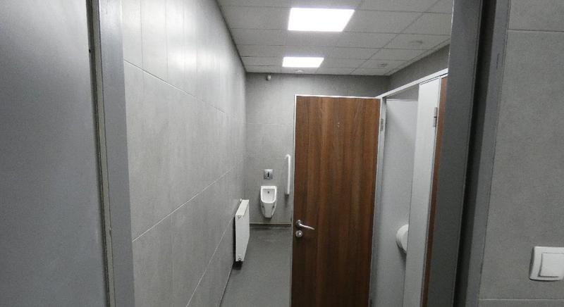 Nyilvános WC-be rángatta áldozatát a fiatalkorú szexuális ragadozó