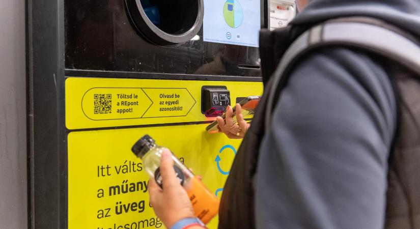 Újra visszaváltotta a már leadott palackokat, több mint 1,8 millió forintot csalt össze így egy áruházi dolgozó