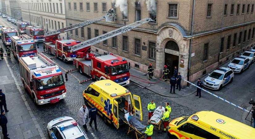 Tűz a Gyorskocsi utcai fogdában: Gyújtogatott az egyik rab, többen füstmérgezéssel kórházba kerültek, sok tűzoltó érkezett a helyszínre