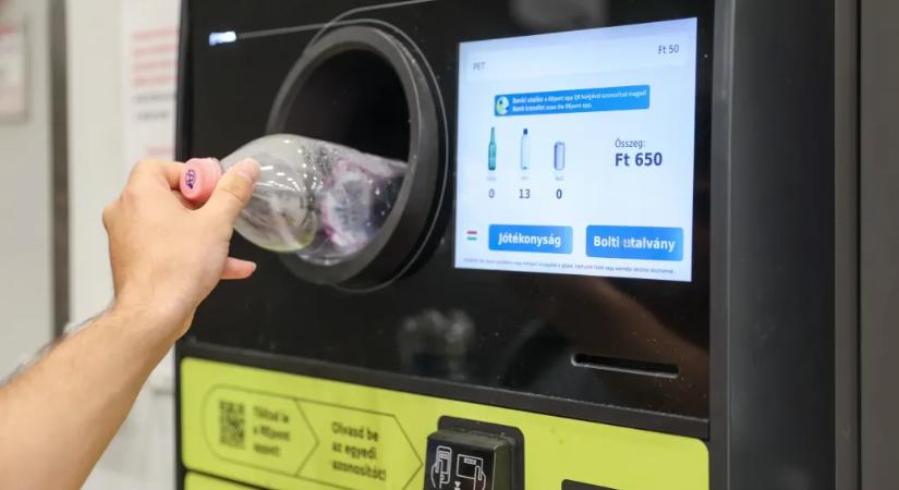 Visszaváltós palackokkal csalt ki több mint 1,6 millió forintot egy kecskeméti boltos