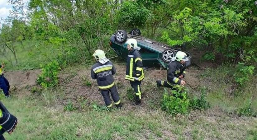 Árokban kötött ki egy autó az 55-ös főúton