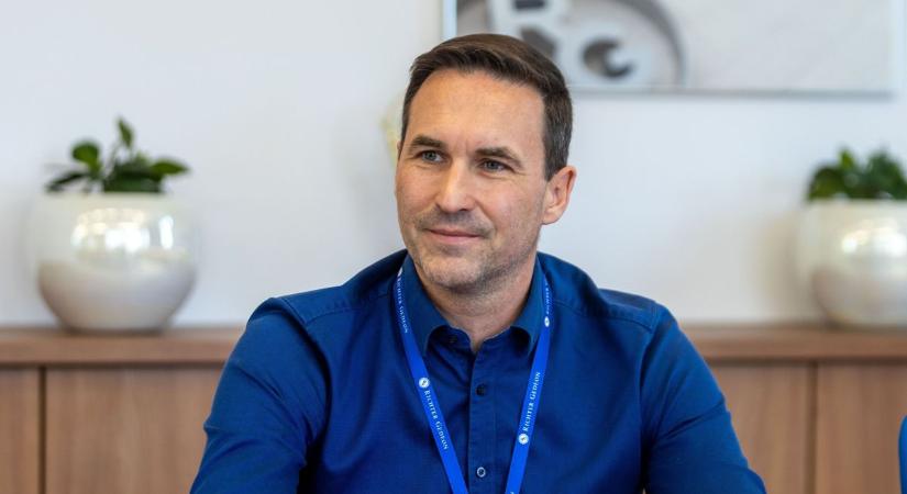 A dorogi Richter új vezetője munkaruhát húzva járja a gyárat, Európa csúcsa a cél