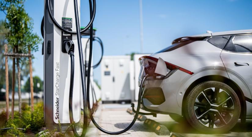 A jövő energiahálózatait és ultragyors autótöltőit mutatta be a Schneider Electric  fotók, videó