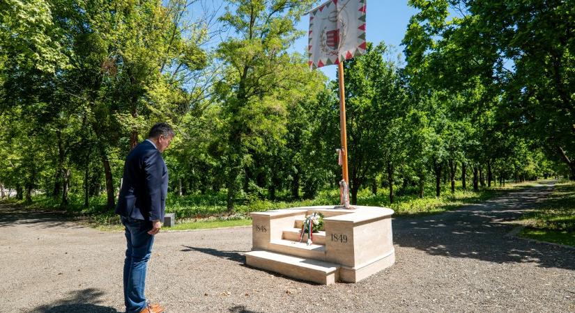 A magyar honvédelem hősei előtt tisztelegtek a Fiumei úti sírkertben
