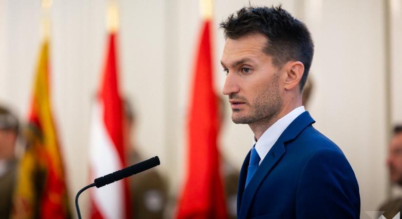 Kürtös László honvédelmi miniszterhelyettes lett, máris megszólalt a honvédség előtt