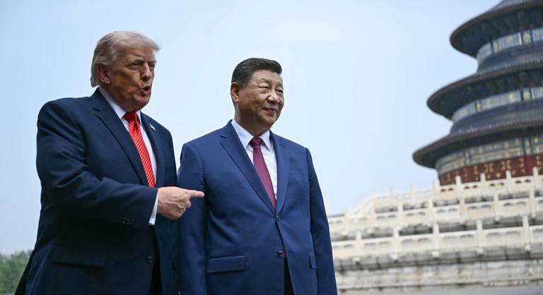 Donald Trump falatozik, Hszi Csin-ping a menüt írja, Európa pedig az étlapra került