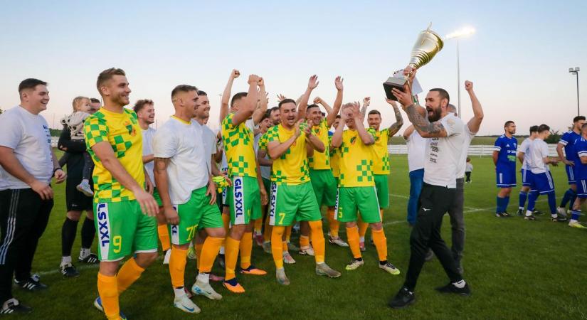 Történelmi győzelem után jöhetett a fieszta, drámai meccsen húzta be az Emőd a megyei kupát – fotókkal, videókkal
