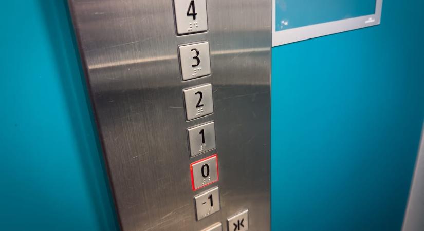 Dolgozókkal tele zuhant le egy lift a román közlekedési minisztériumban