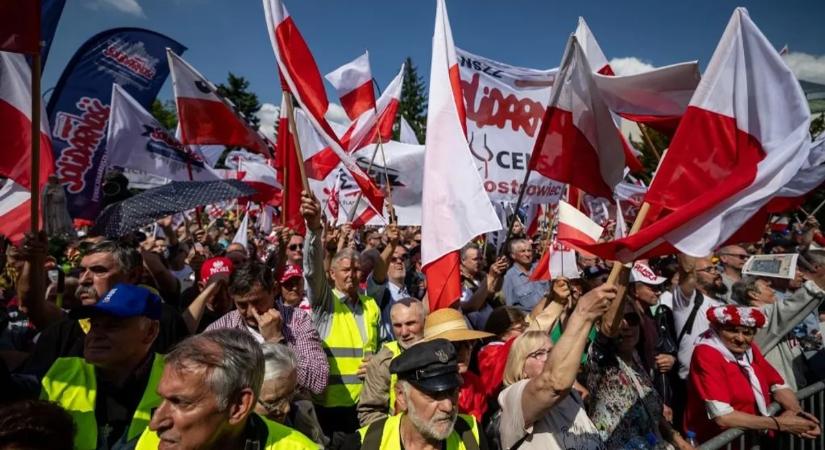 Dühös lengyelek lepték el Varsót – tömegtüntetés volt Magyar Péter látogatása napján