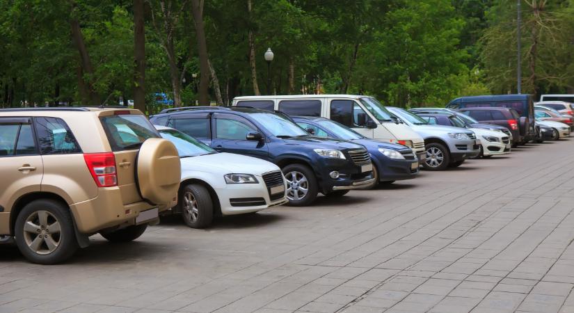 Sokaknál kiverheti a biztosítékot a balatoni város új parkolási rendje: a helyiek nyertek, a turistáknak díjemelés jön