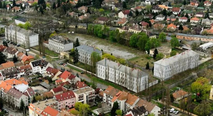 Húsz év után hivatalosan is Egeré lett a volt laktanya területe