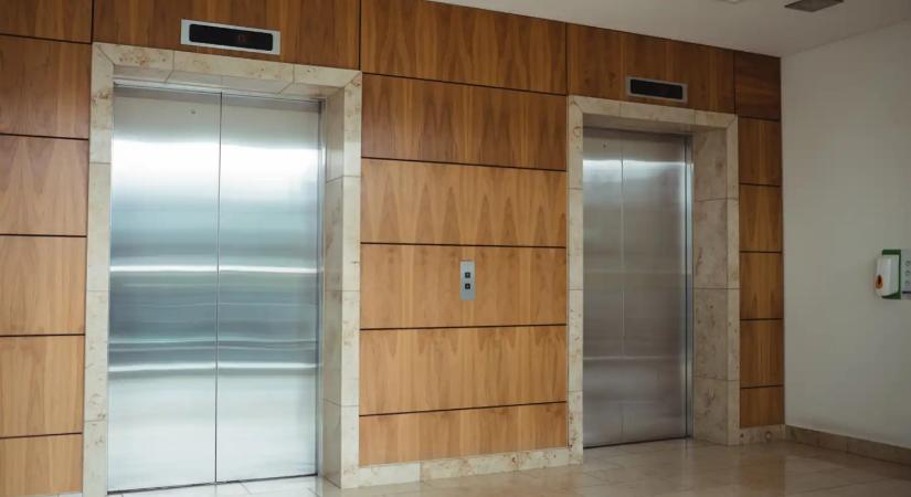 Emberekkel teli lift zuhant le a román közlekedési minisztériumban