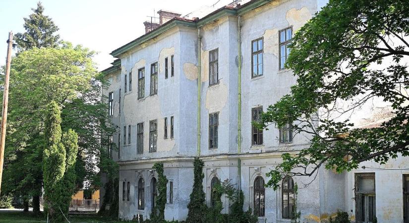 Új korszak Egerben: Húsz év után a város tulajdonába került a volt laktanya területe