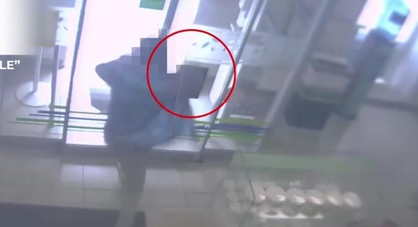 Videón, ahogy ököllel zúzza szét a patika ajtaját egy nő, mert nem kap nyugtatót
