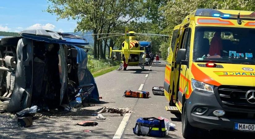 Képeken a brutális baleset: mentőhelikopter szállt le Nógrádban, egy 50 éves férfi súlyosan megsérült