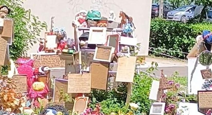 Sírkert vagy játszótér? Megszólaltak a lakótelepen élők a különös jelenségről (videó)