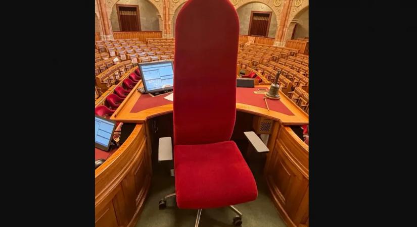 Erre a piros vasalódeszkára cseréli a házelnöki széket Forsthoffer Ágnes