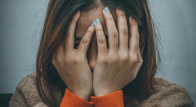 Túl sokat mosolyog a barátod? 7 jel, hogy a legveszélyesebb mentális teher kínozza