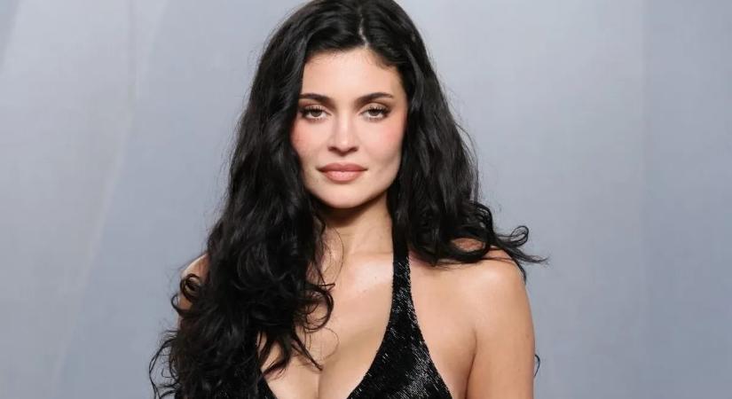 Ettől leesik az álla, szinte szétfeszítették a ruhát Kylie Jenner idomai