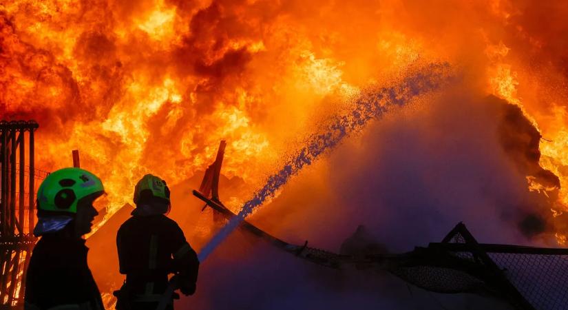Felcsaptak a lángok a Gyorskocsi utcai börtönben, egy rabot és hat őrt a mentők vittek el