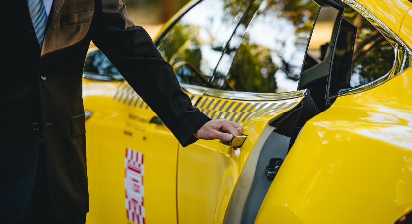 Közel 30 százalékos taxis tarifaemelést javasol a fővárosi vezetés