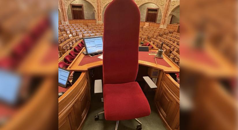 Tűzpiros gurulós székre cserélte Tisza István házelnöki székét Forsthoffer Ágnes
