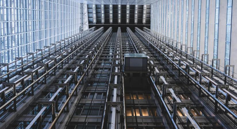 Leszakadt egy lift a minisztérium épületében, több embert kórházba szállítottak