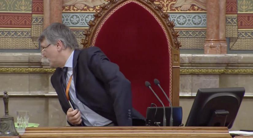 Visszakerül a múzeumba a Kövér László által összefingott antik házelnöki szék