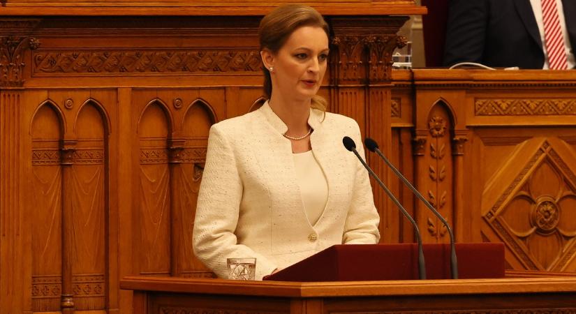 Forsthoffer Ágnes megmutatta, erre a piros gurulós székre cserélték az Országház történelmi elnöki székét