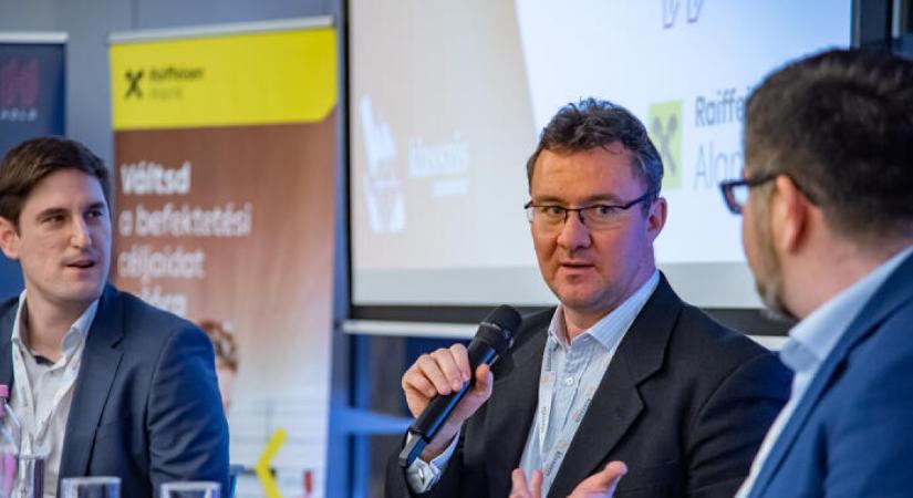 Ismert energiapiaci elemzőt igazolt le Csányi Sándor bankcsoportja