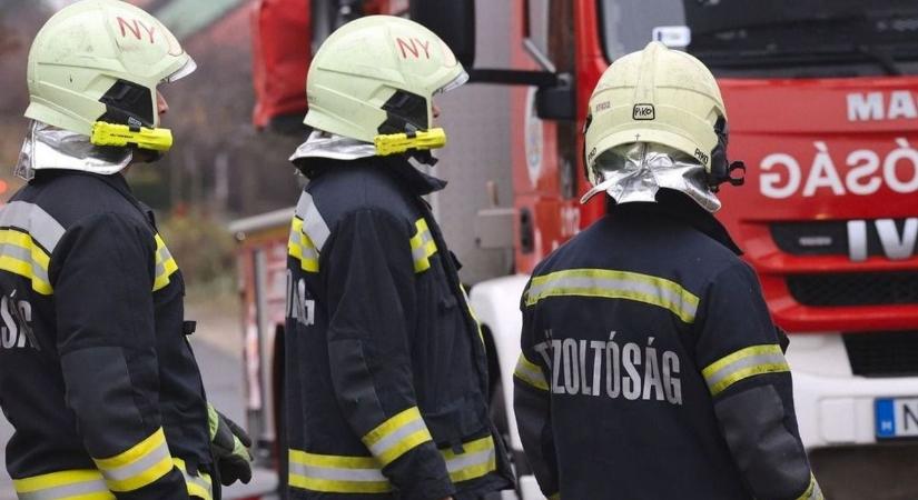 Kigyulladt egy autó az egyik debreceni kereszteződésben!
