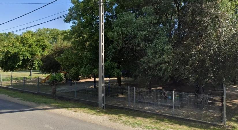 Áttörte a játszótér kerítését egy autó Pest vármegyében