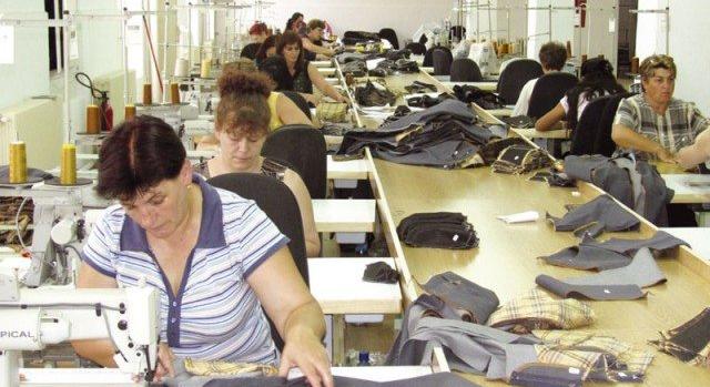 Alacsony bérek, túlórák, diszkrimináció jellemzi a textil- és autóipart