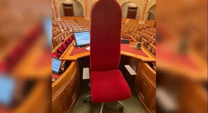 Múzeumba kerül Kövér László széke – Forsthoffer Ágnes egy vasalódeszkára emlékeztető, tűzpiros gurulós székből vezeti az üléseket