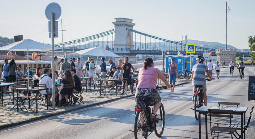 Nyáron hétköznapokon is kitiltják az autókat a pesti alsó rakpartról