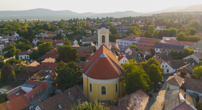 Visszavonta a szentendrei önkormányzat a pedofília miatt örökre eltiltott pap kitüntetését