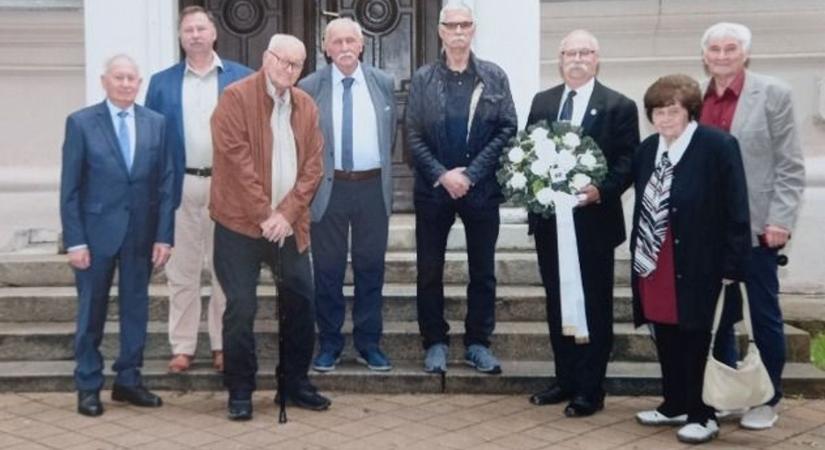Két tanáruk tartott rendkívüli órát a hatvan éve elballagott Verseghy gimis diákoknak