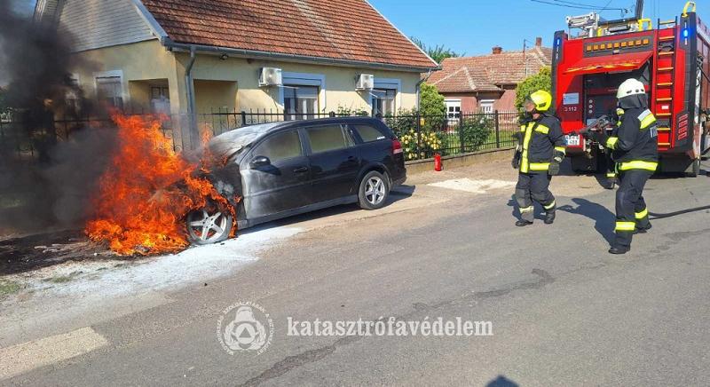 Kigyulladt egy autó motortere Szajolban, a tűzoltók fékezték meg a lángokat