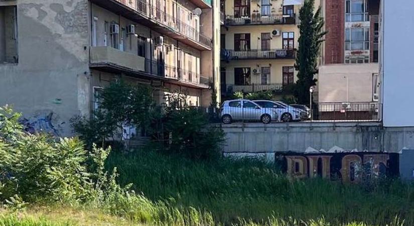 Nem mindennapi látvány a Cenrum-gödör vízén, egy csónakot kaptak lencsevégre