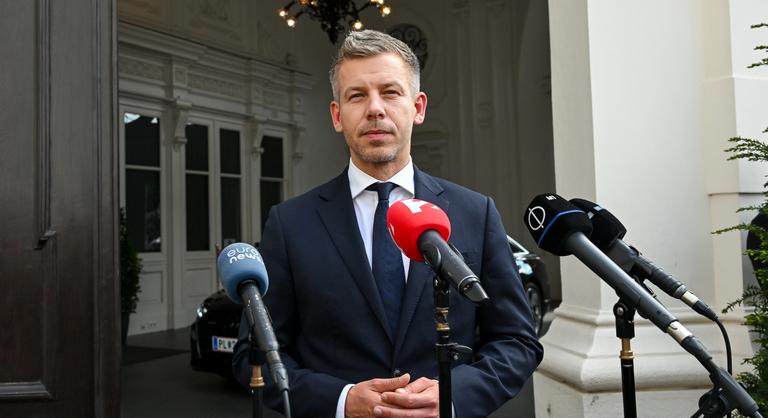 Azbesztszennyezés, uniós pénzek, kegyelmi ügy – Magyar Péter a bécsi tárgyalásai után válaszolt az újságírók kérdéseire