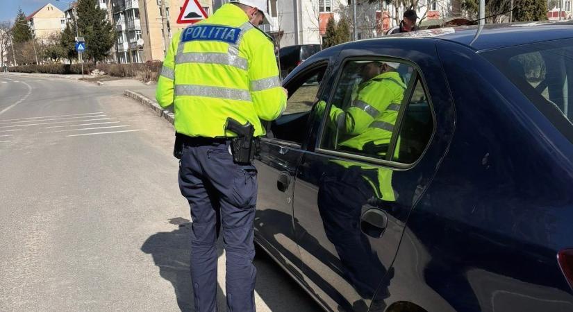 Közlekedési kihágások és illegális faanyagszállítás: büntettek a Hargita megyei rendőrök