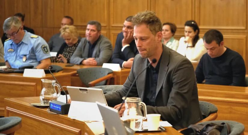A választás utáni első pécsi közgyűlésen lépett ki a Fidesz-frakcióból egy képviselő