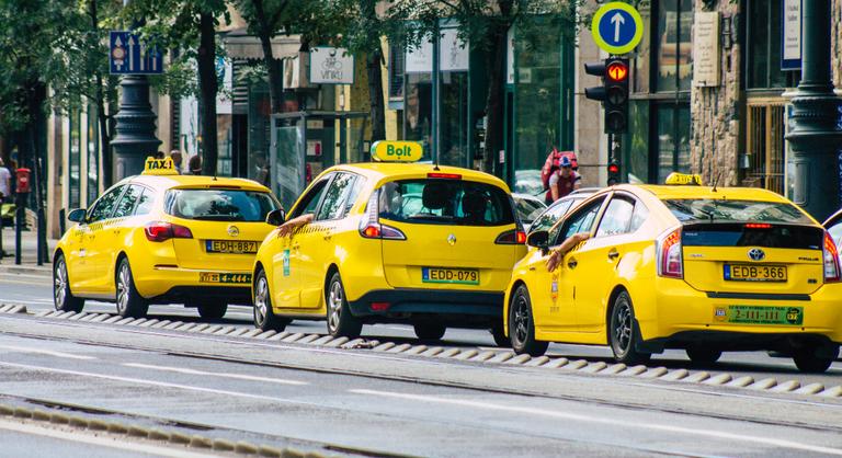 Itt a javaslat a taxis tarifák emelésére, jelentős drágulás jöhet